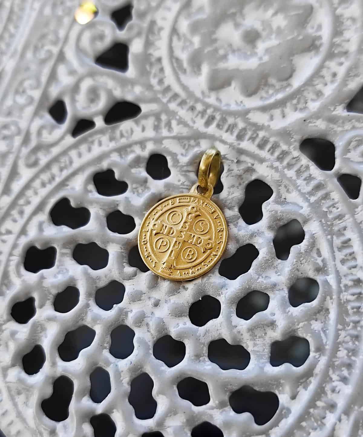 Medalla San Benito de oro con diamantes – Valoro
